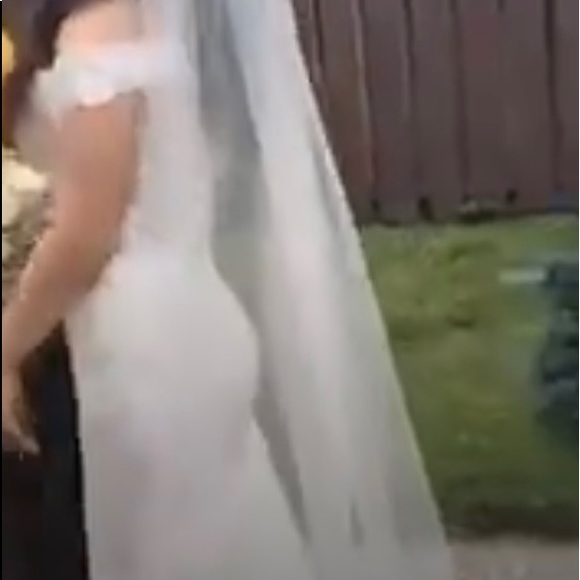 Wedding dress with veil - Picture 4 of 6